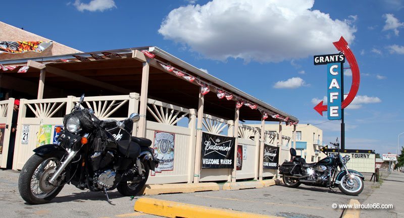 Motos devant le Grants Cafe, Nouveau-Mexique